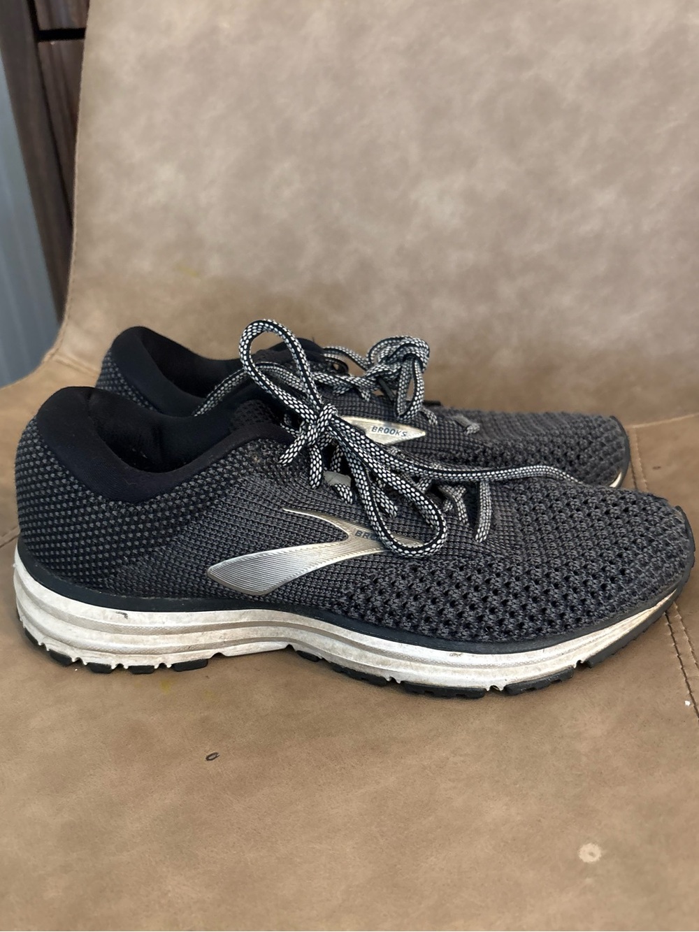 Brooks gray lace up revel 2 comfortable running shoes size 8